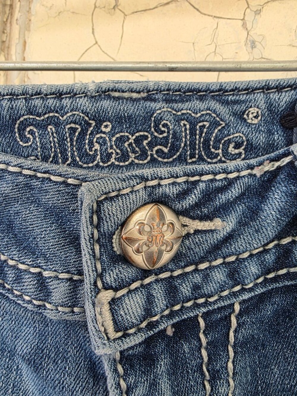 Miss Me Womens Standard Boot Fleur de Lis Distressed Jeans size 28 - Picture 3 of 11